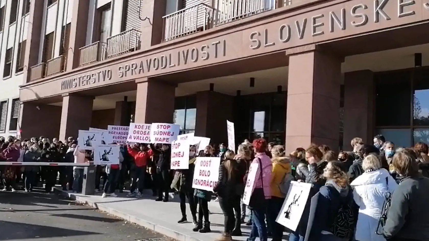Proti Kolíkovej reforme sa búria zamestnanci aj odborári. Na sníme protest pred Ministerstvom spravodlivosti SR kvôli novej súdnej mape.