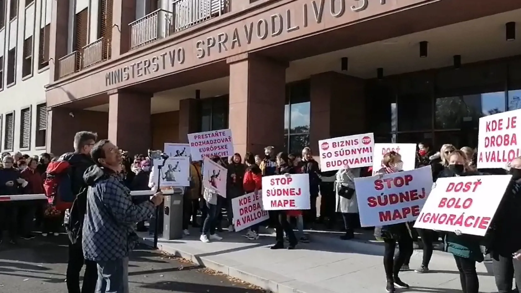 “Mohlo by sa skúsiť pilotne zmeniť nejaký obvod a s odstupom času zistiť, či to skutočne prinieslo očakávané výsledky. Nie hneď porušiť súdy naprieč celým Slovenskom,“ tvrdí predsedníčka Odborového zväzu justície v SR Ingrid Vrkočová.