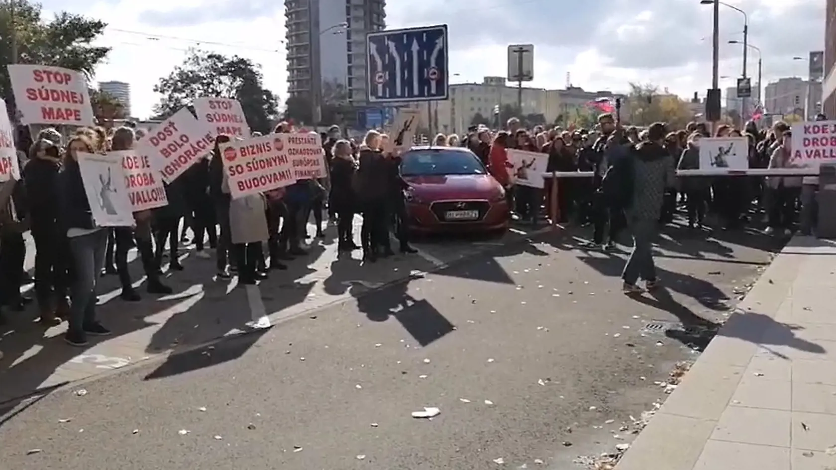 Zamestnanci justície protestovali pred budovou Ministerstva spravodlivosti SR. Nepáči sa im reforma súdnictva.
