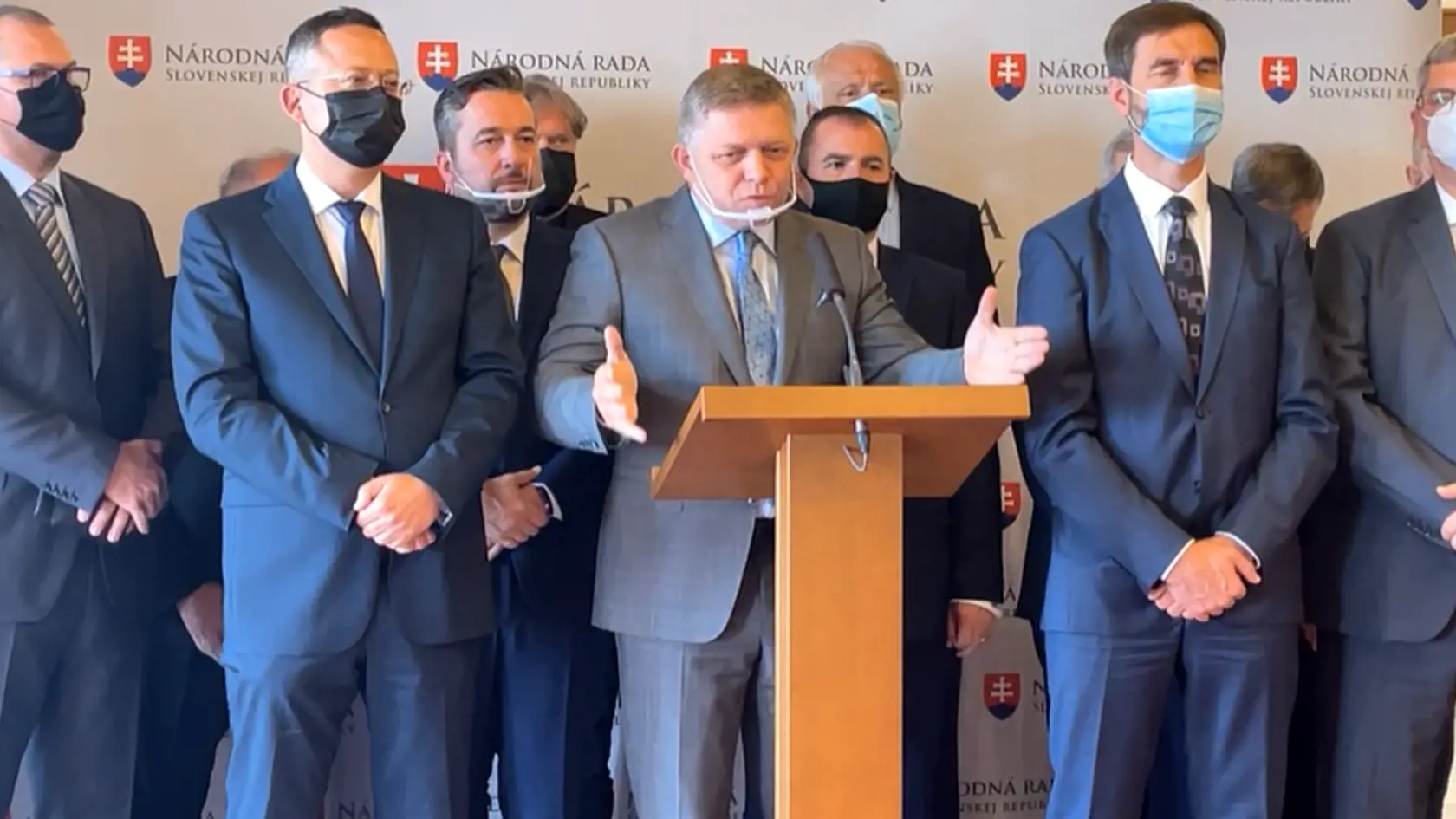 “Od začiatku sme tvrdili, ze súdna reforma sa rovná rušenie súdov bez akejkoľvek hlbšej logiky a dôveryhodného vysvetlenia, ktorá akurát spôsobí nespokojnosť a chaos v súdnictve, je nezmysel z hlavy ministerky Kolíkovej,” pridal sa k exkolegom opozičný Smer-SD.