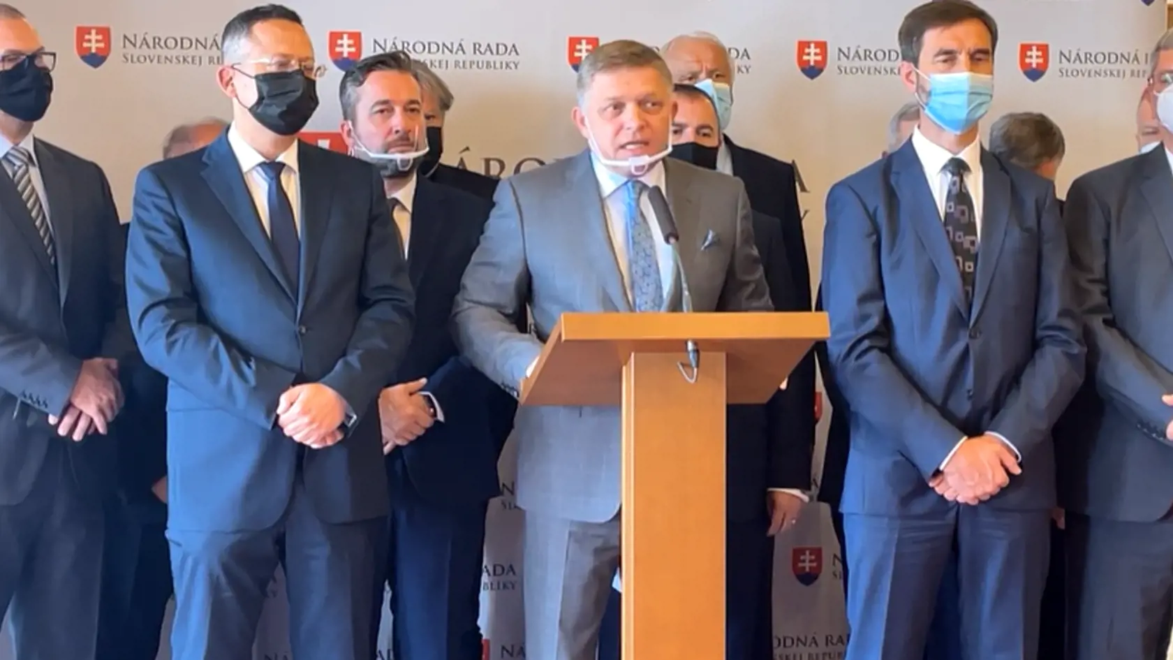 “Od začiatku sme tvrdili, ze súdna reforma sa rovná rušenie súdov bez akejkoľvek hlbšej logiky a dôveryhodného vysvetlenia, ktorá akurát spôsobí nespokojnosť a chaos v súdnictve, je nezmysel z hlavy ministerky Kolíkovej,” pridal sa k exkolegom opozičný Smer-SD.