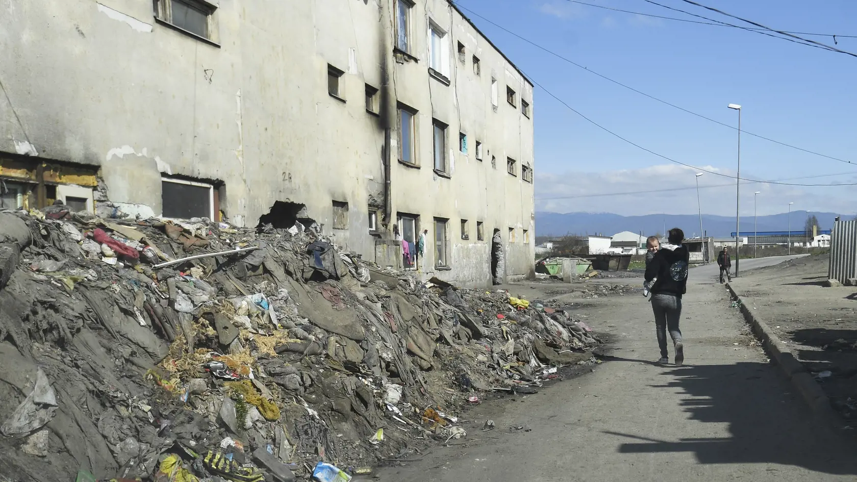 Na snímke rómska osada v Moldave nad Bodvou, z ktorej začali očkovanie rómskych detí proti žltačke typu A na poliklinike v Moldave nad Bodvou v okrese Košice okolie, aby sa zabránilo nekontrolovateľnému rozširovaniu infekčnej nákazy v stredu 5. apríla 2023.