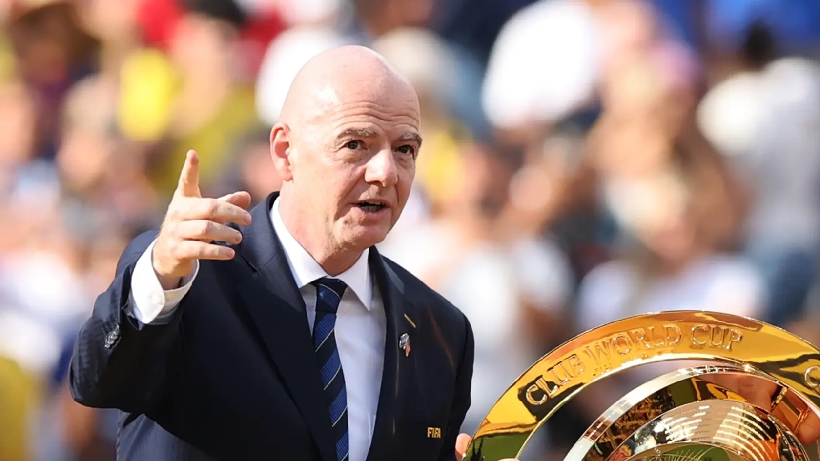 Prezident FIFA Gianni Infantino s trofejou pre majstrov sveta klubov FIFA. MS klubov priniesli rekordné zisky. Balík peňazí pôjde aj na Slovensko.