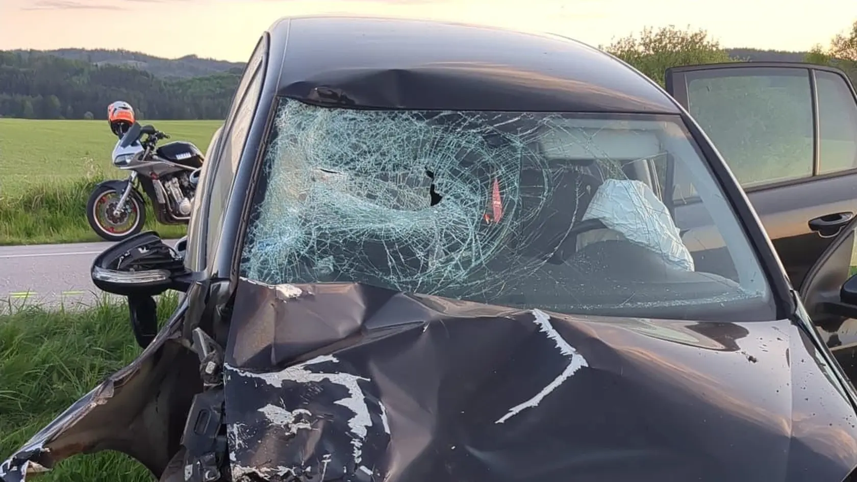 Po zrážke s autom zomrel 50-ročný motocyklista.