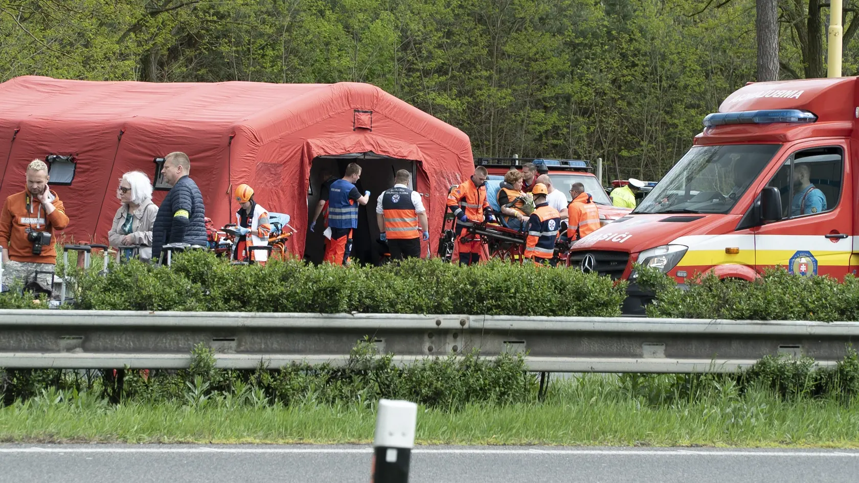 Dopravná nehoda, ktorá sa v pondelok predpoludním stala na diaľnici D2 v smere do Kútov, si vyžiadala jednu obeť, 59 osôb utrpelo zranenia rôzneho rozsahu.
