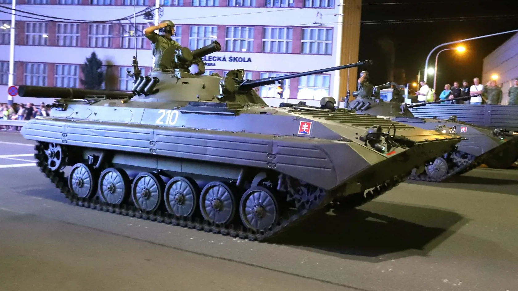 Večerný nácvik vojenskej prehliadky k oslavám 80. výročia Slovenského národného povstania (SNP) na Štadlerovom nábreží v Banskej Bystrici v pondelok 26. augusta 2024.