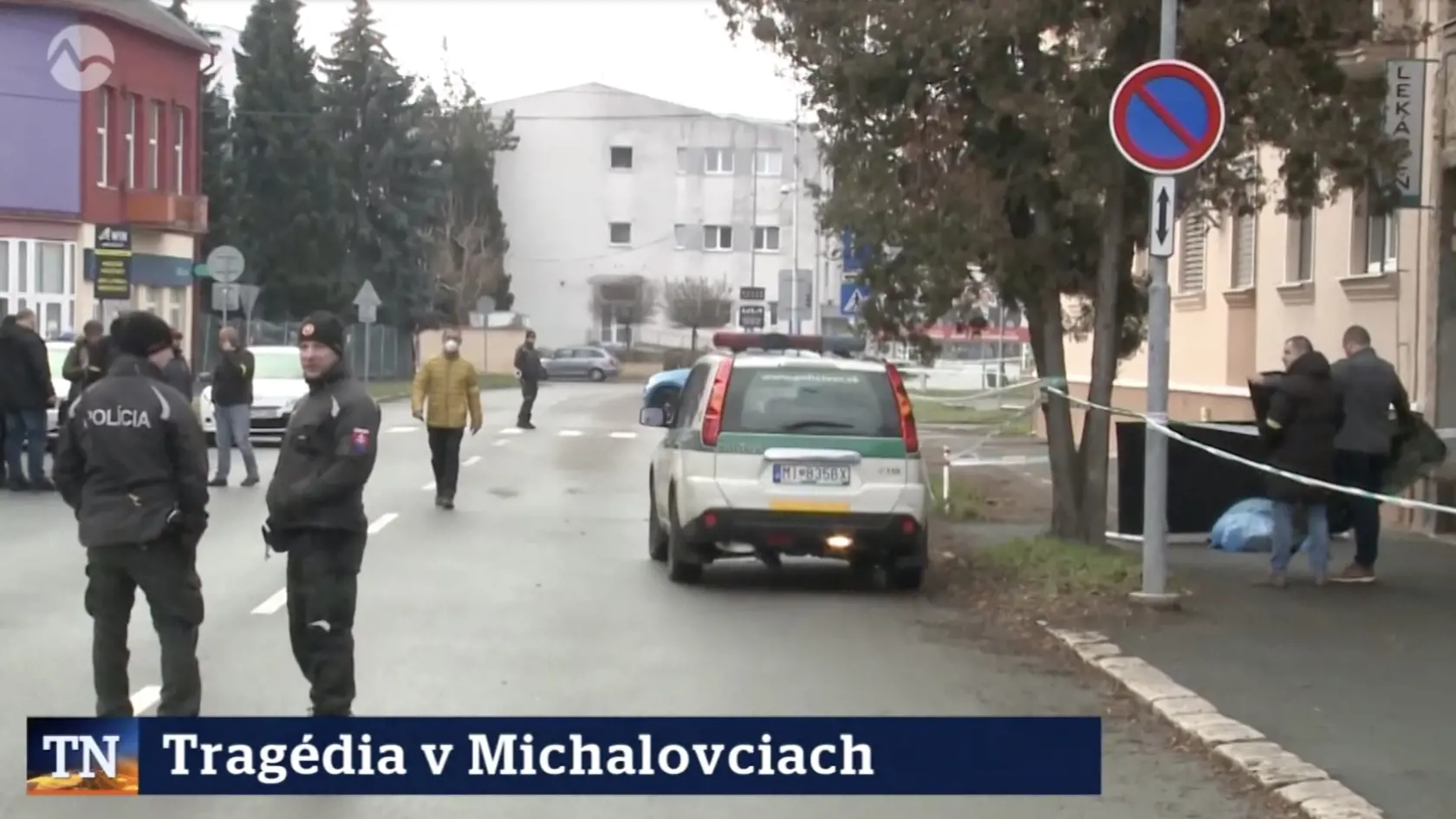 Tesne po nájdení tela náhodnou chodkyňou, na miesto prišli policajní vyšetrovatelia.