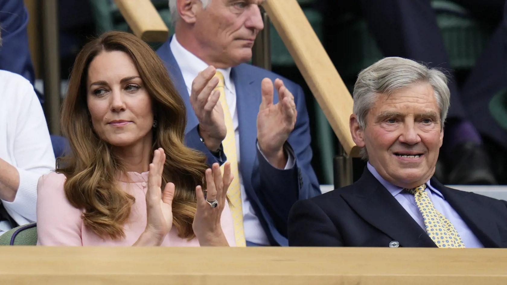 JB 68 Londýn - Kate, vojvodkyňa z Cambridgeu sedí v Kráľovskej lóži so svojím otcom Michaelom Middletonom vo finále dvojhry medzi srbským tenistom Novakom Djokovičom a Talianom Matteom Berrettinim na grandslamovom tenisovom turnaji Wimbledon v Londýne 11. júla 2021. FOTO TASR/AP

Kate, Duchess of Cambridge sits in the Royal Box with her father Michael Middleton to watch the men's singles final between Serbia's Novak Djokovic and Italy's Matteo Berrettini on day thirteen of the Wimbledon Tennis C
