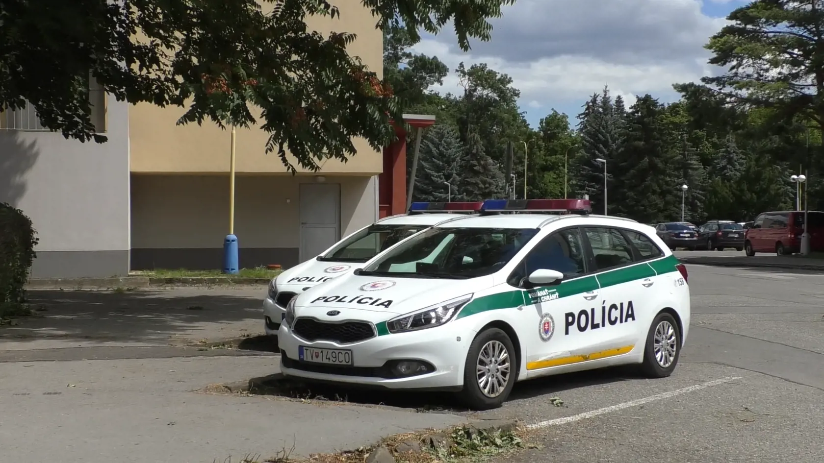 Ani prosby, aby prestali, mu nepomohli. Trojica ho mala pritlačiť k plotu a biť ďalej.