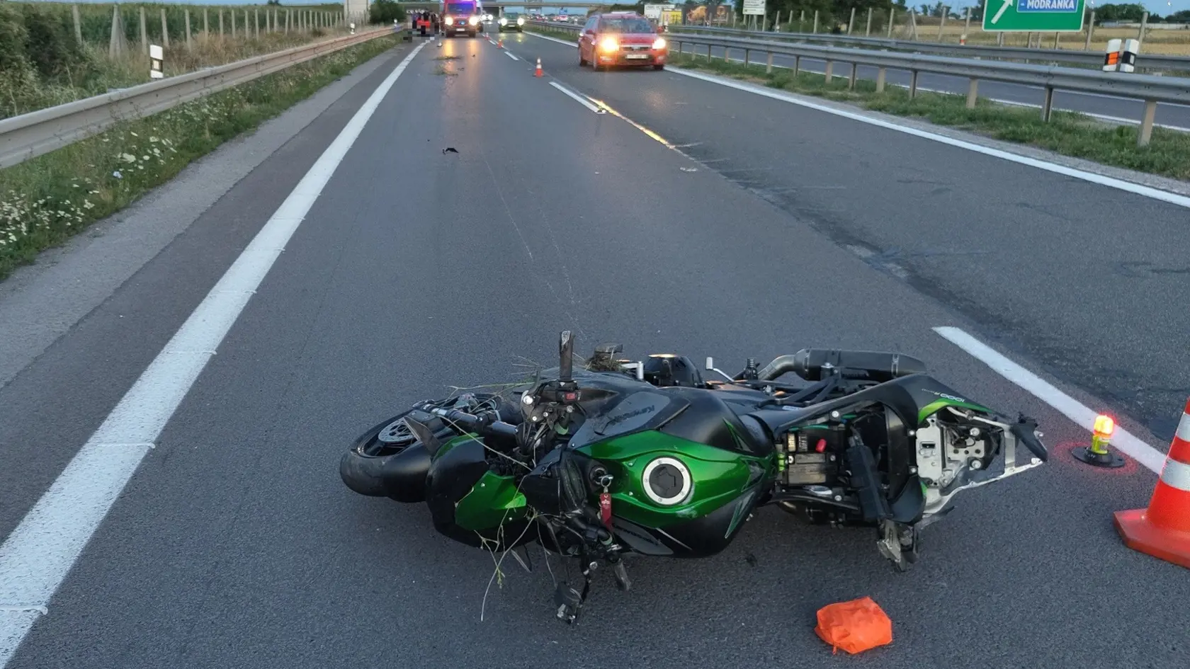 Len chvíľka nepozornosti stála mladého Jakuba život. Miloval adrenalín a na svojej motorke rád predvádzal akrobatické čísla. Práve tie sa mu stali osudným. V pondelok večer pri jednom z nich nezvládol riadenie, spadol na zem a narazil do zvodidiel.