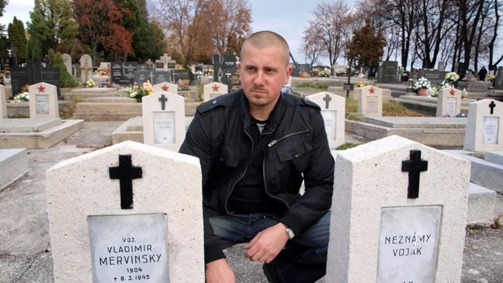 Marcel Maniak (38) oživuje hroby, kde  sa cez Dušičky nerozhoria sviečky.