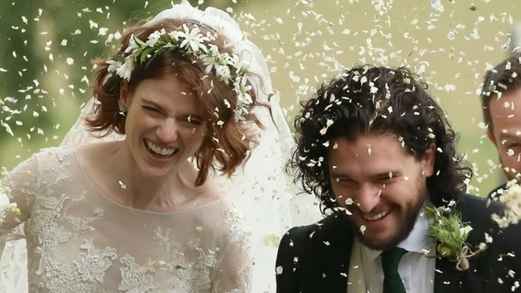 Anglický herec Kit Harington a jeho škótska kolegyňa Rose Lesliev svadobný deň.