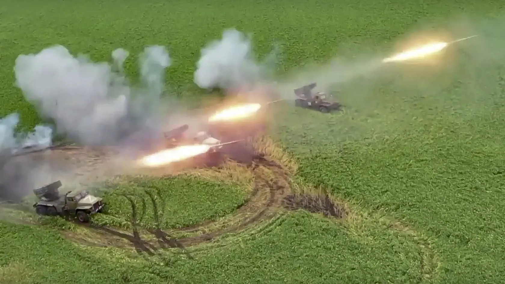 Na videosnímke, ktorú ruské ministerstvo obrany vydalo 8. augusta 2022, ruské vojenské raketomety Grad odpaľujú rakety na ukrajinské jednotky na neznámom mieste.