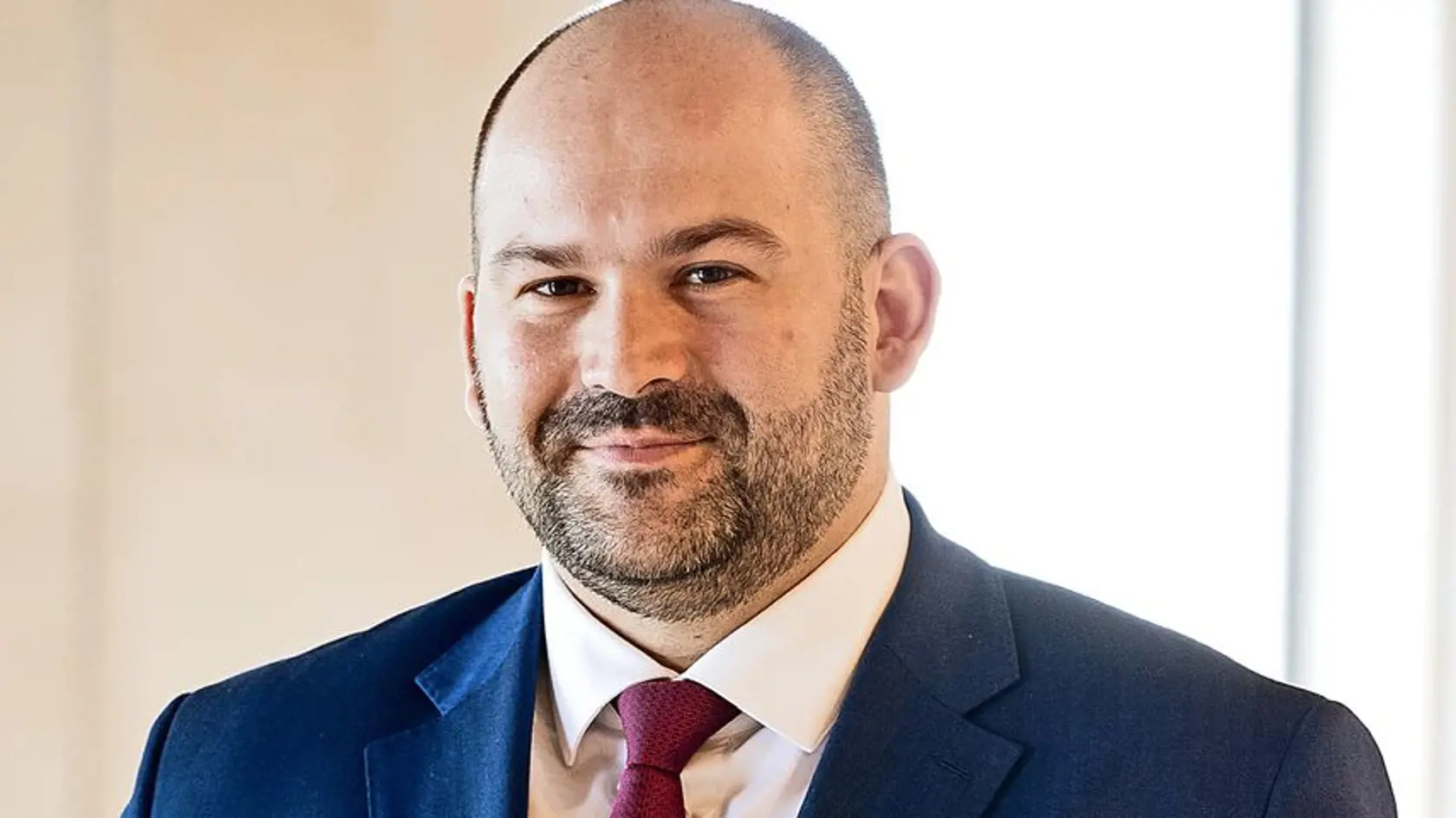 Peter Pčolinský bol známy svojím podrezaným jazykom. Aj dnes, z času na čas, poriadne naloží svojim exkolegom z koalície. Najnovšie si však nasypal aj sám popol na hlavu.