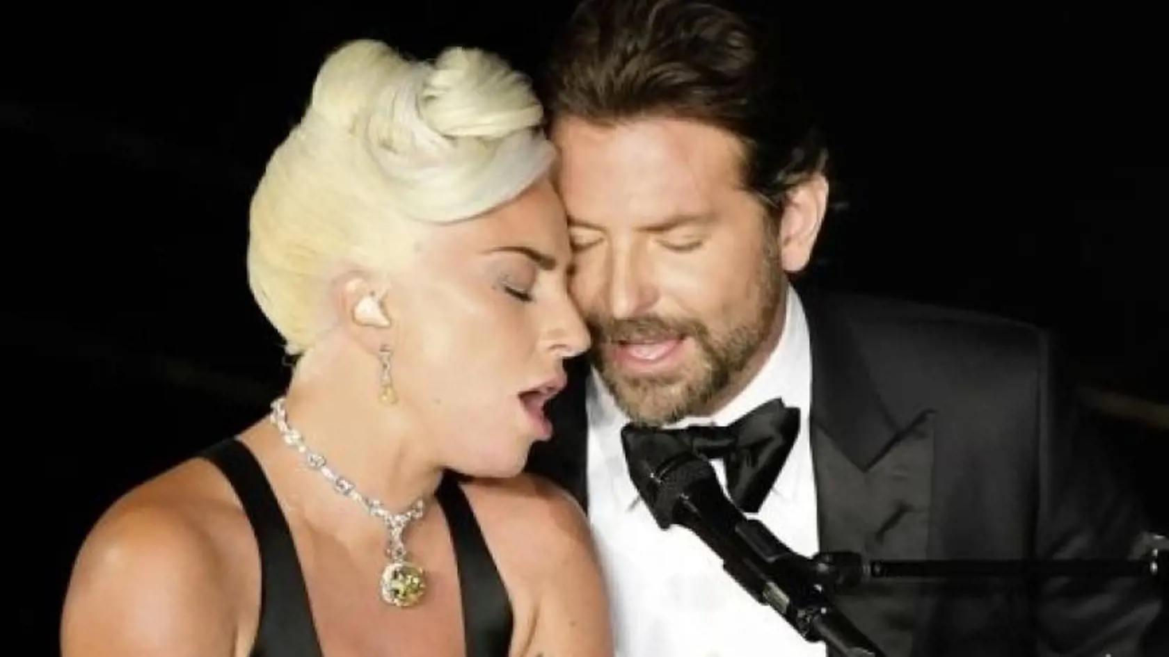 Lady Gaga a Bradley Cooper.