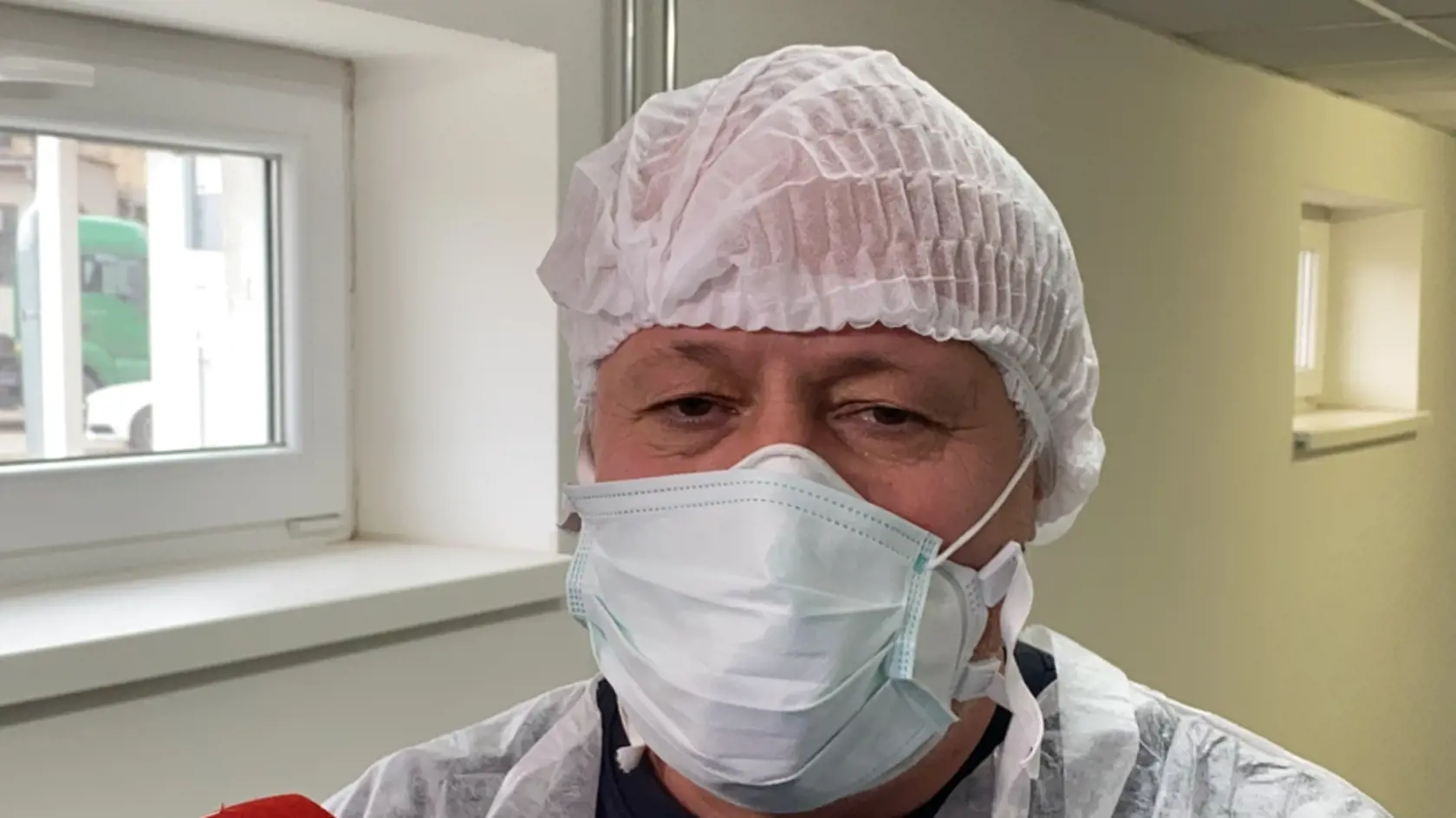 Generálny riaditeľ farmaceutického podniku Imuna Šaršiské Michaľany Juraj Kamarás na chodbe laboratórií vo zvieratníku.