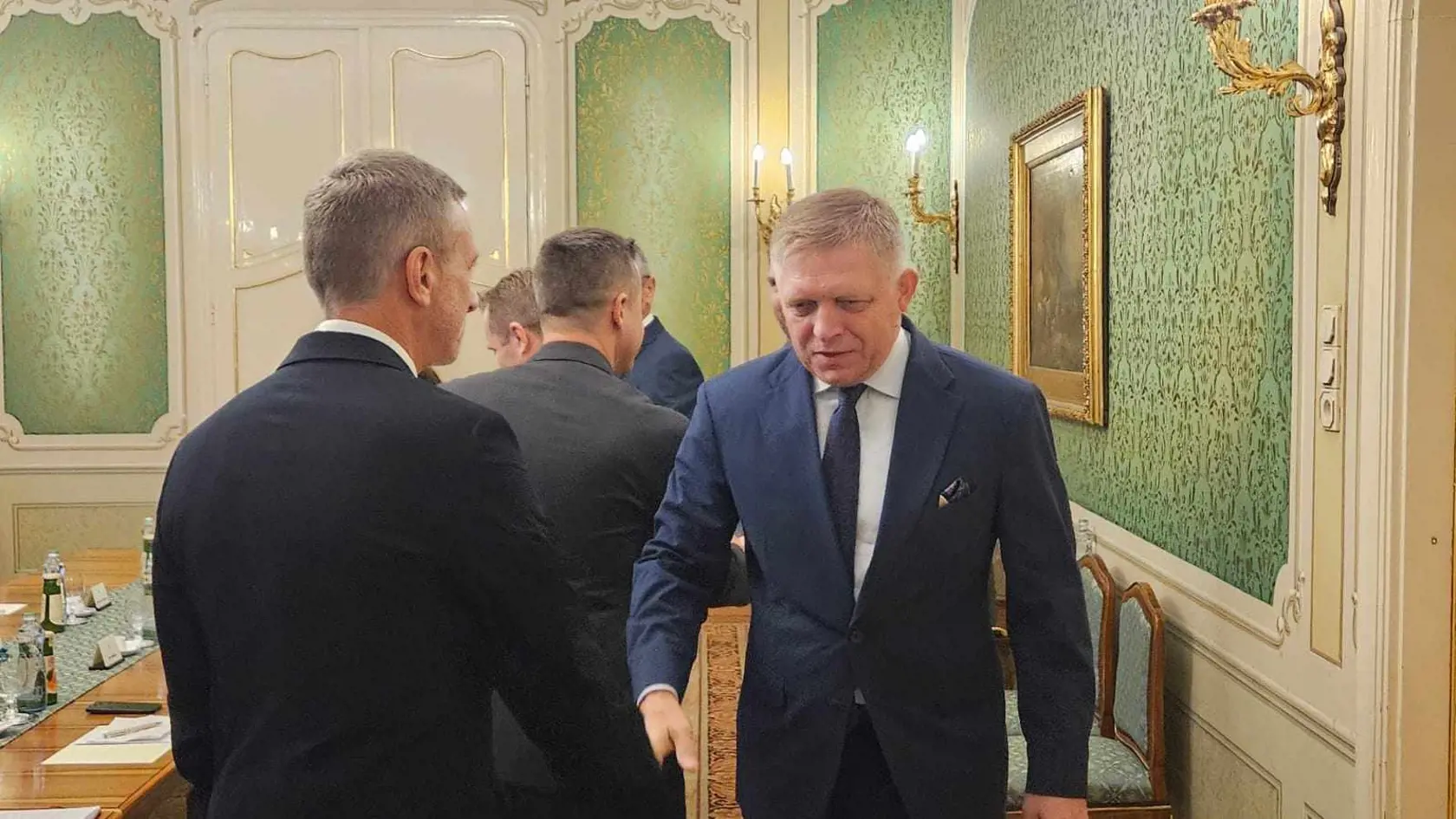 Premiér Robert Fico počas stretnutia so zástupcami obchodných reťazcov na Úrade vlády.
