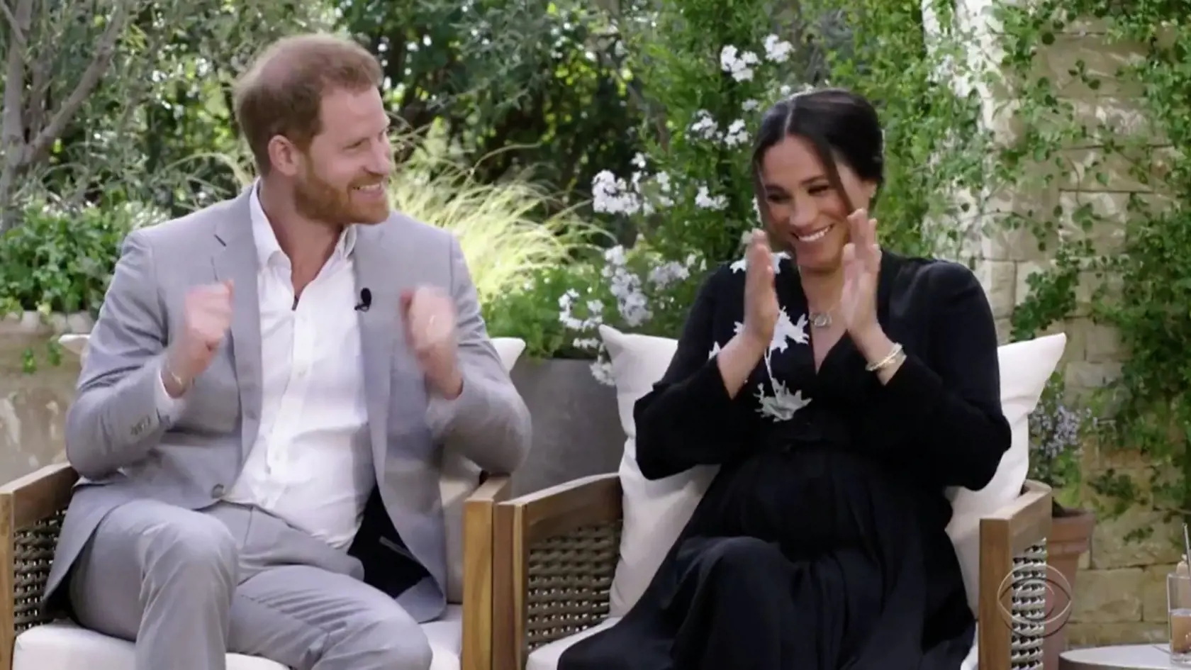 Princ Harry a Meghan Markle čakajú dievčatko.