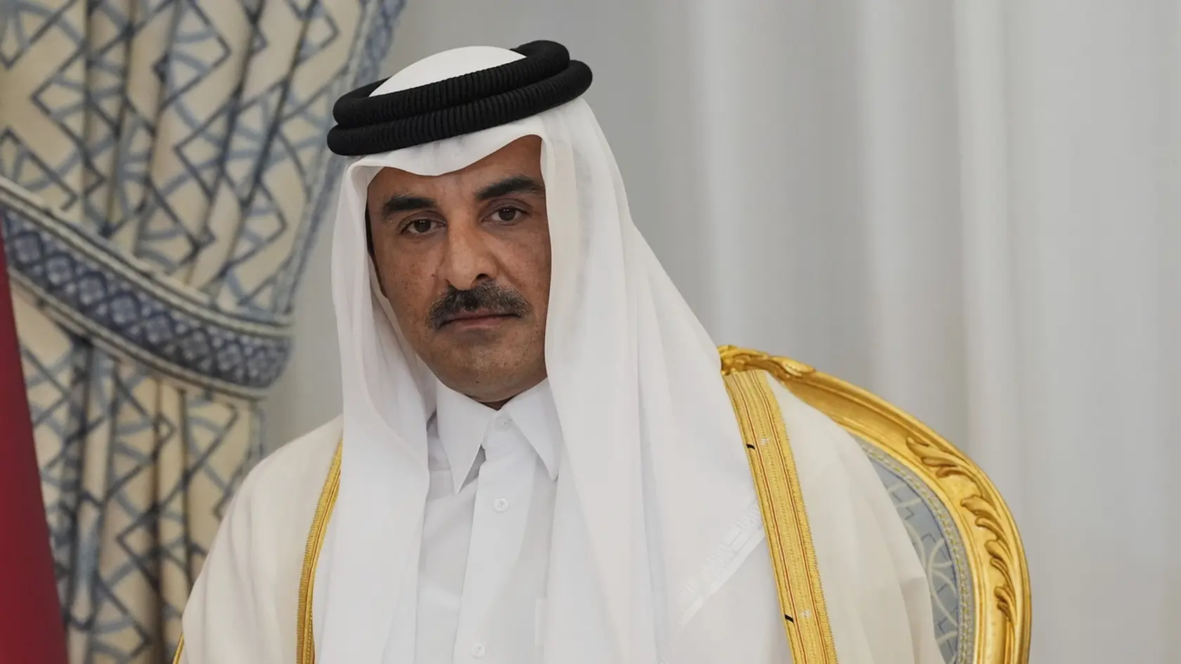 Katarský emir Tamím bin Hamad Ál Sání počas stretnutia s prezidentom USA Donaldom Trumpom v katarskej Dauhe 14. mája 2025. 

Qatar's Emir Sheikh Tamim bin Hamad Al Thani speaks as he meets President Donald Trump at the Amiri Diwan in Doha, Qatar, Wednesday, May 14, 2025. (AP Photo/Alex Brandon)