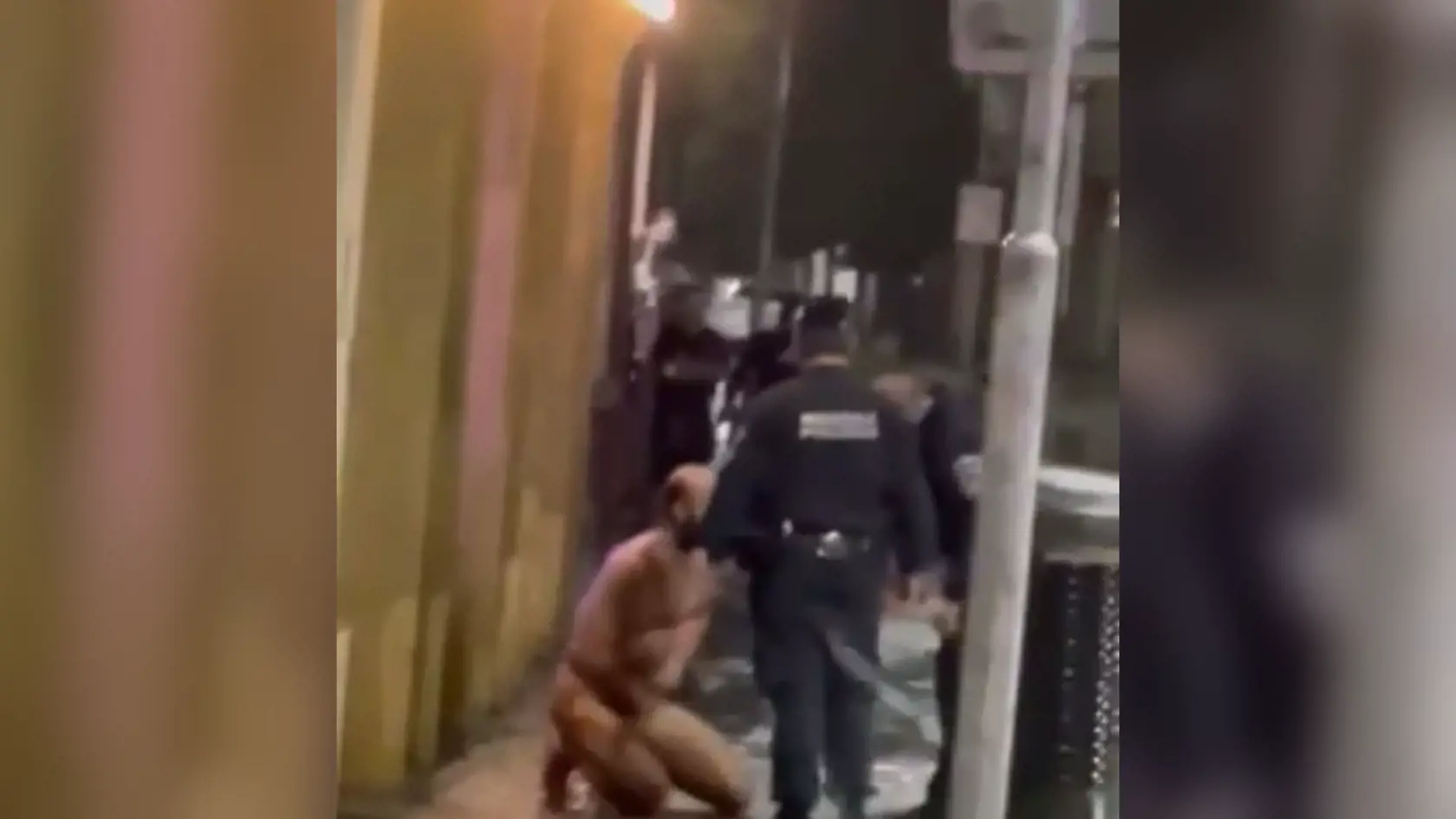 O pár sekúnd neskôr skončil naháč kľačiac na zemi, kým na miesto dobehol tretí mestský policajt.