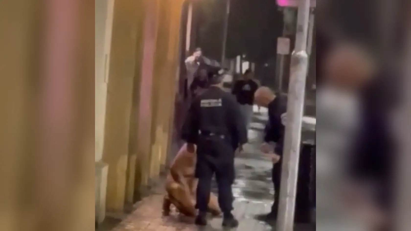 Za mužom sa vybrali aj dvaja príslušníci mestskej polície. Exhibicionista sa k jednému z nich otočil a po pár slovách dal policajtovi facku.