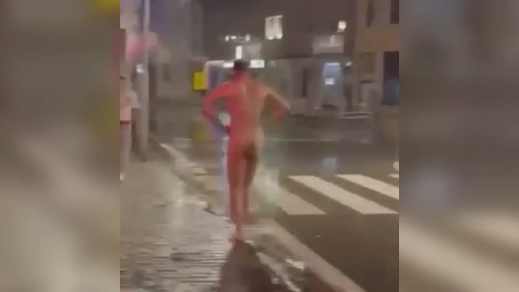 Na videu, ktoré zverejnil anonymný člen vo facebookovej skupine Nitra vidieť, ako sa zdatný muž v sychravom nočnom počasí prechádza po Mostnej ulici akoby nič.