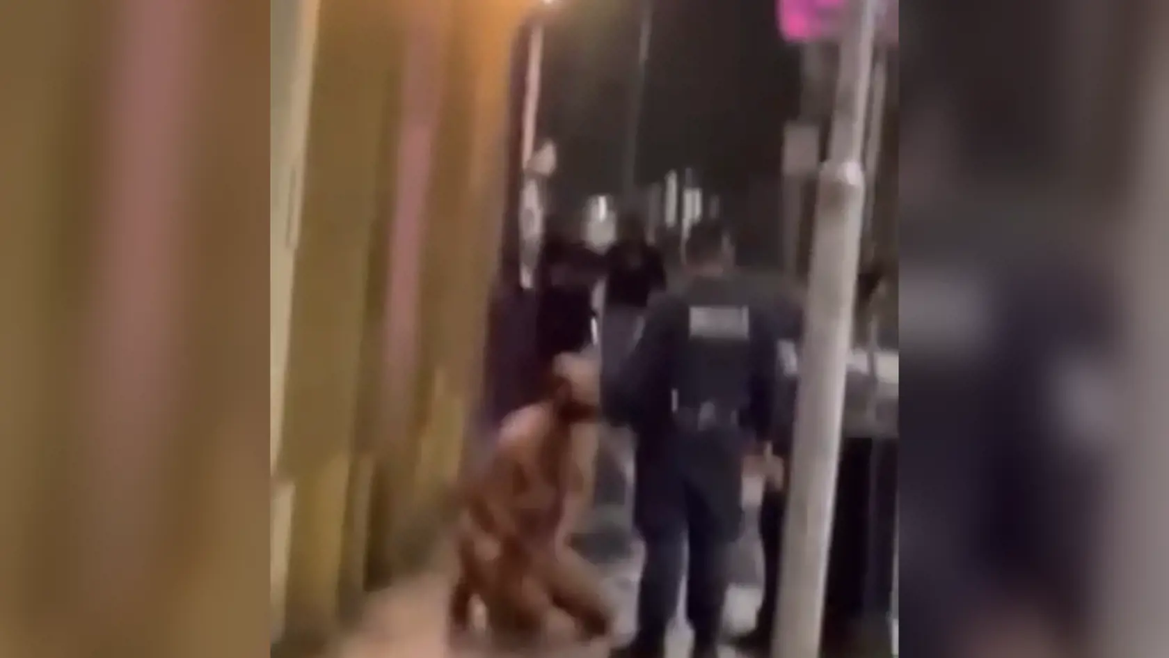 Na videu, ktoré zverejnil anonymný člen vo facebookovej skupine Nitra vidieť, ako sa zdatný muž v sychravom nočnom počasí prechádza po Mostnej ulici akoby nič.