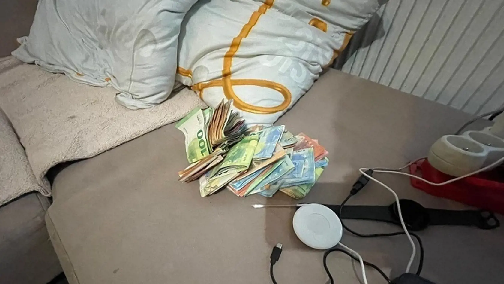 V Piešťanoch zadržali dílera, zaistili aj peniaze, drogy a zbrane