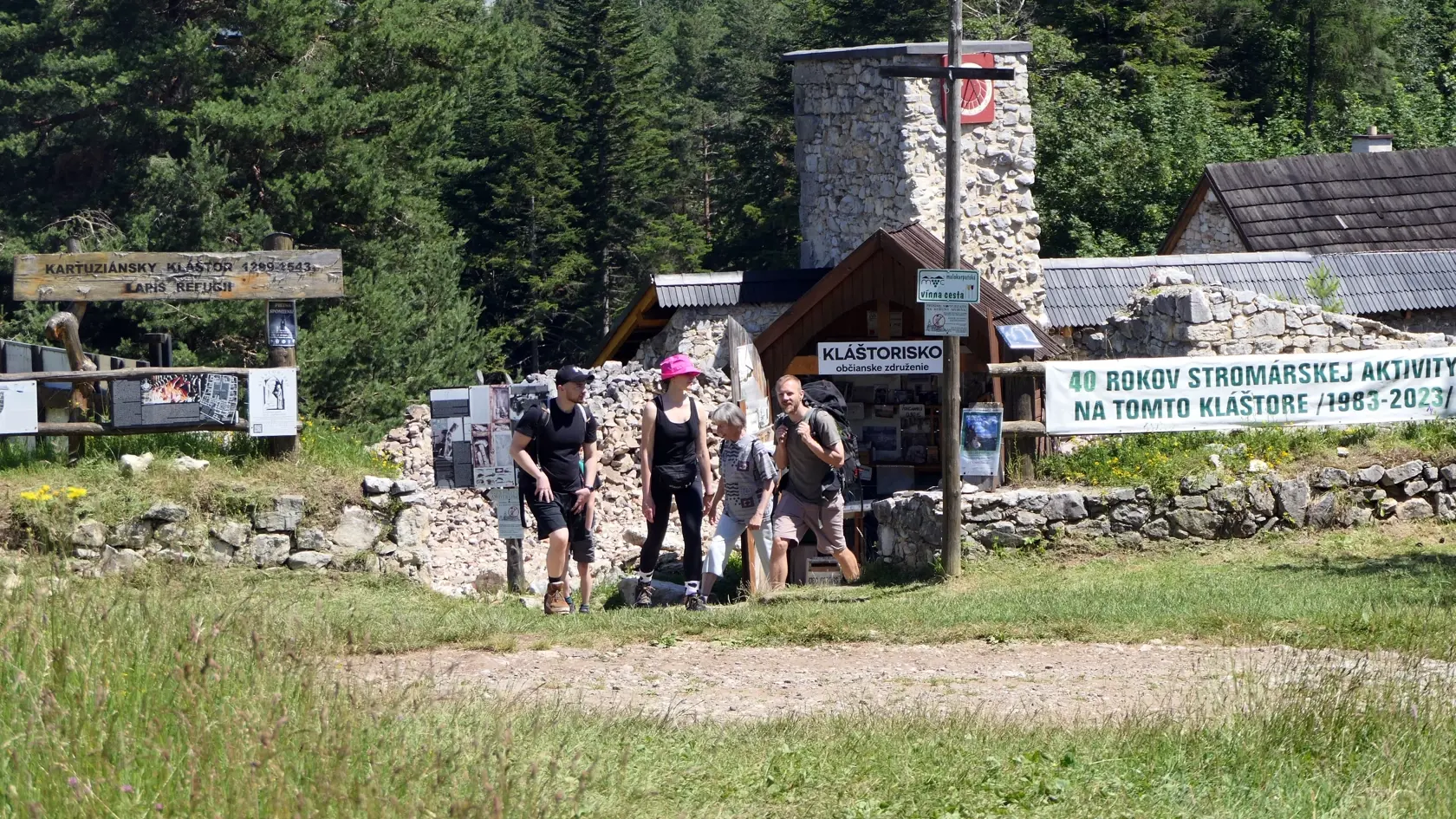 Na snímke turisti v Slovenskom raji počas túry k lokalite Kláštorisko.