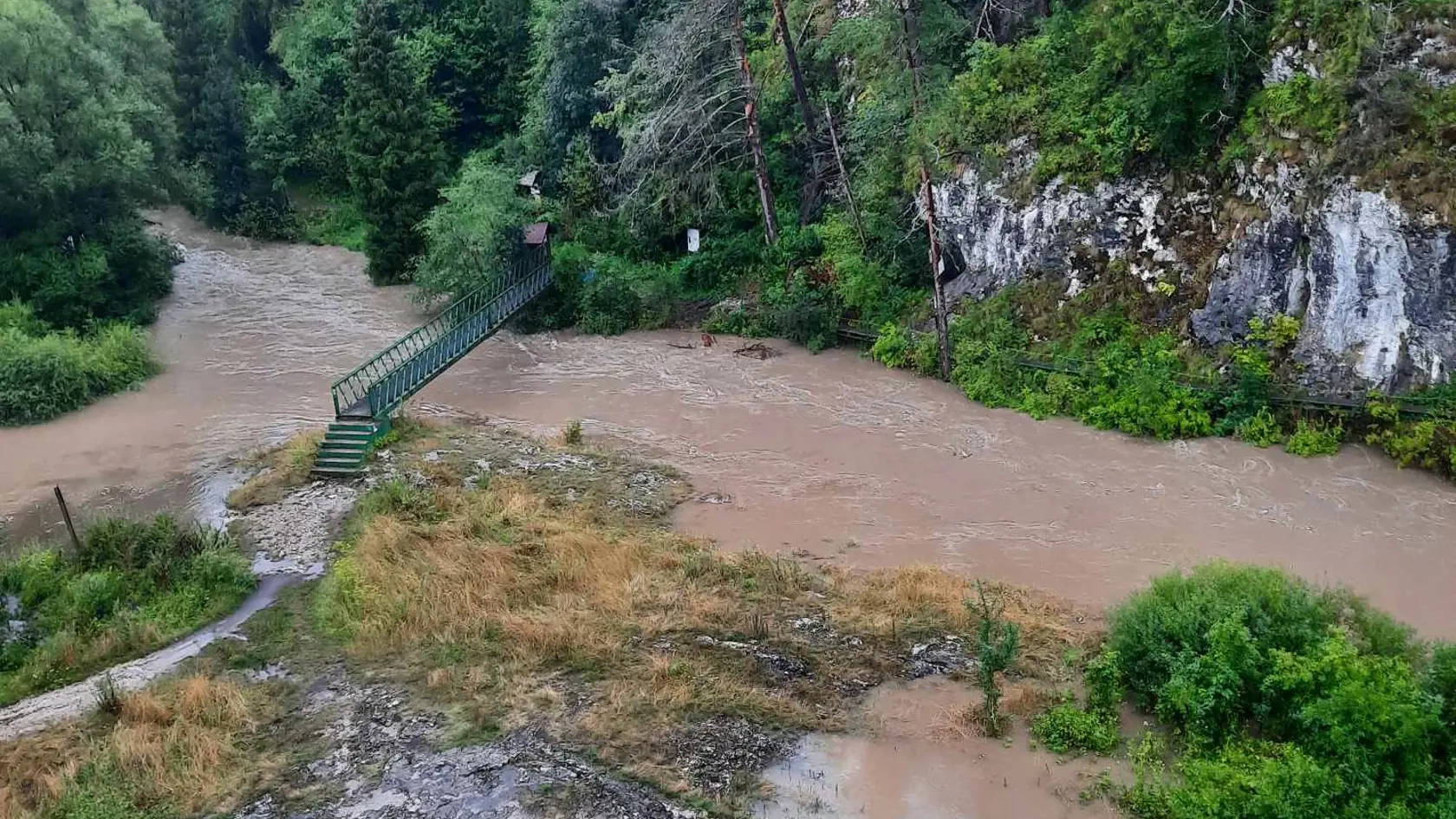Pre vysokú hladinu vody v dôsledku výdatných dažďov v nedeľu v Slovenskom raji uzatvorili viaceré rokliny.