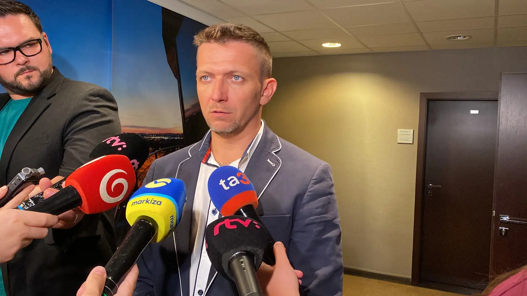 Denne preletí nad Slovenskom zhruba 2000 lietadiel, cez leto sa toto číslo môže zvýšiť až na 2400 letov. Uviedol to špecialista na bezpečnosť Pavel Sovák z Letových prevádzkových služieb (LPS) SR.
