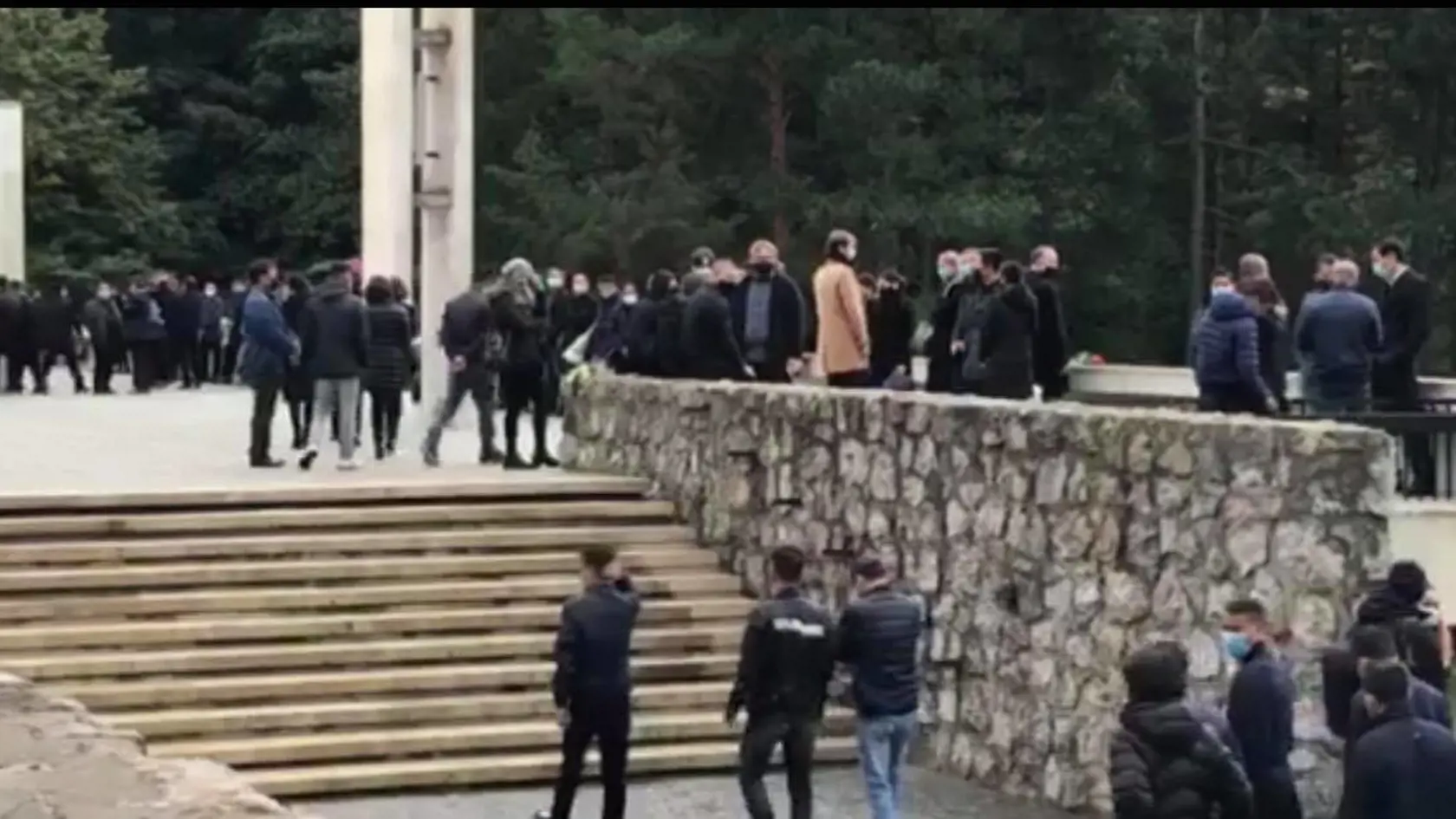 Stovky smútiacich vyprevadili Linh na jej poslednej ceste.