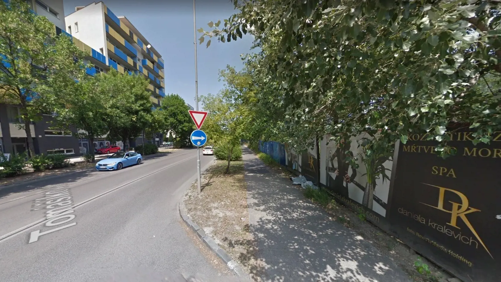 Pár metrov od tragickej nehody bývalej missky Daniely Kralevich, ktorej auto usmrtilo 18-ročnú študentku na priechode pre chodcov, je umiestnená reklama na jej kozmetické služby.