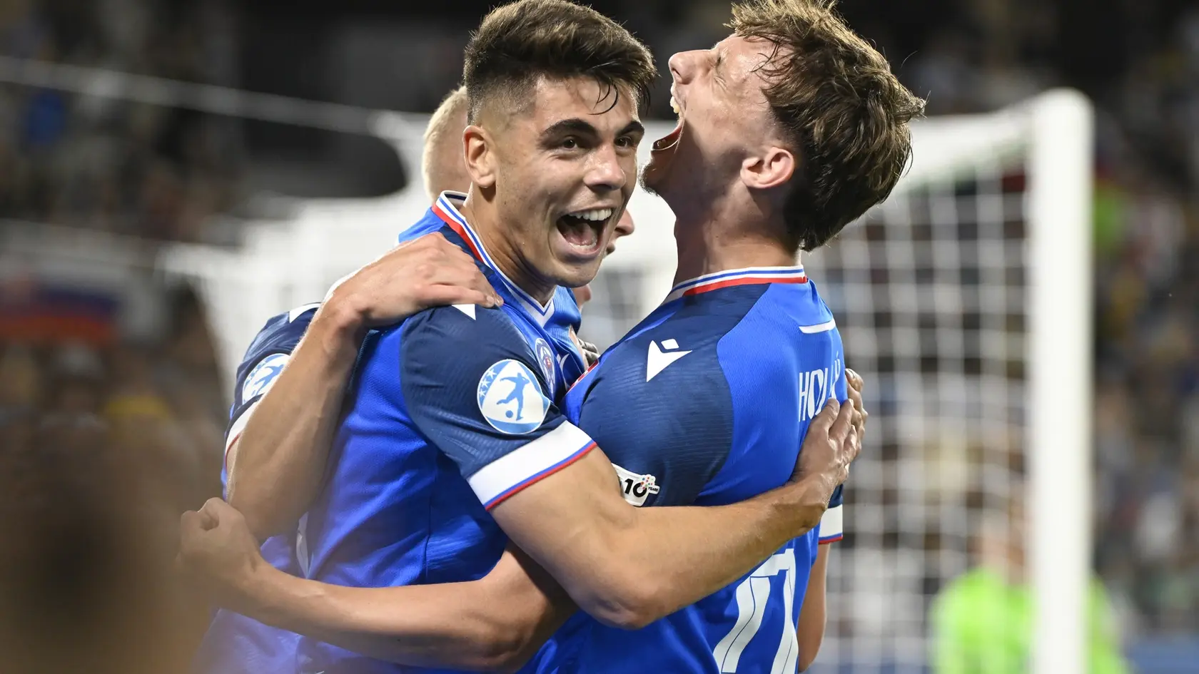 Na snímke zľava Adam Obert a Dominik Hollý (obaja Slovensko) sa radujú po strelení gólu počas zápasu základnej A-skupiny Rumnsko -Slovensko na majstrovstvách Európy futbalistov do 21 rokov v Bratislave v utorok 17. júna 2025. FOTO TASR - Pavel Neubauer