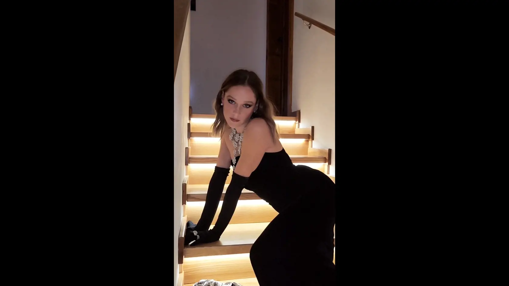 Takto sa krásna speváčka Emma Drobná predvádzala na schodoch galavečera. Bola z nej riadna šelma, čo poviete?