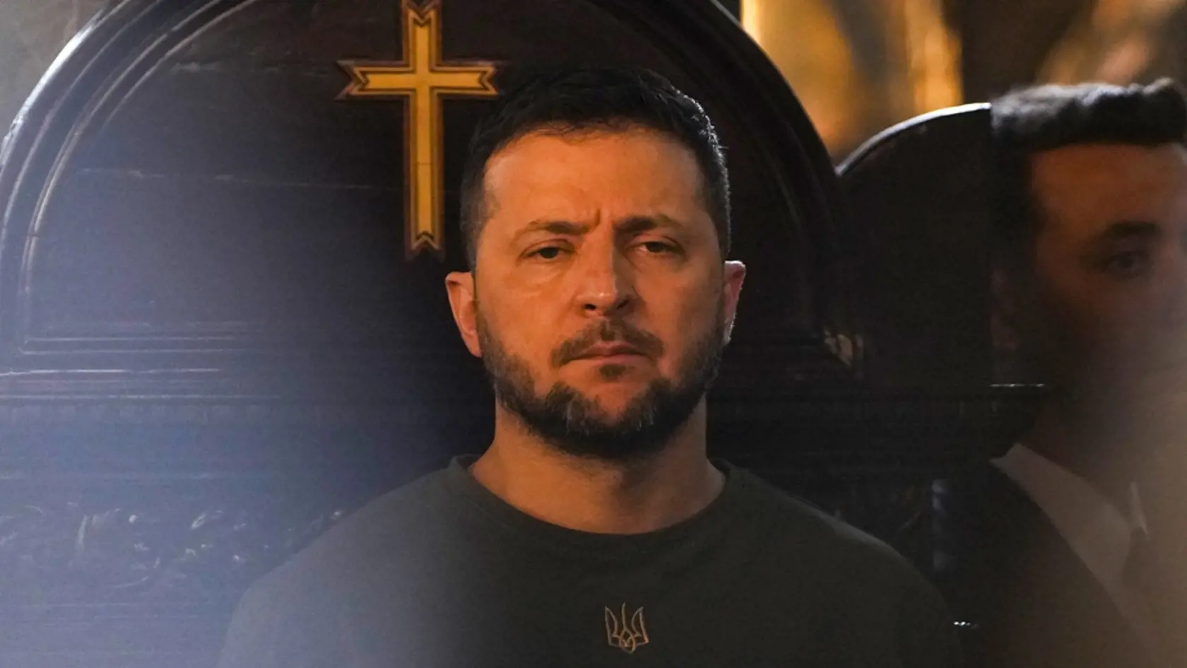 Na snímke ukrajinský prezident Volodymyr Zelenskyj stojí počas spomienkovej ceremónie v patriarchálnom chráme sv. Juraja 8. júla 2023 v Istanbule.