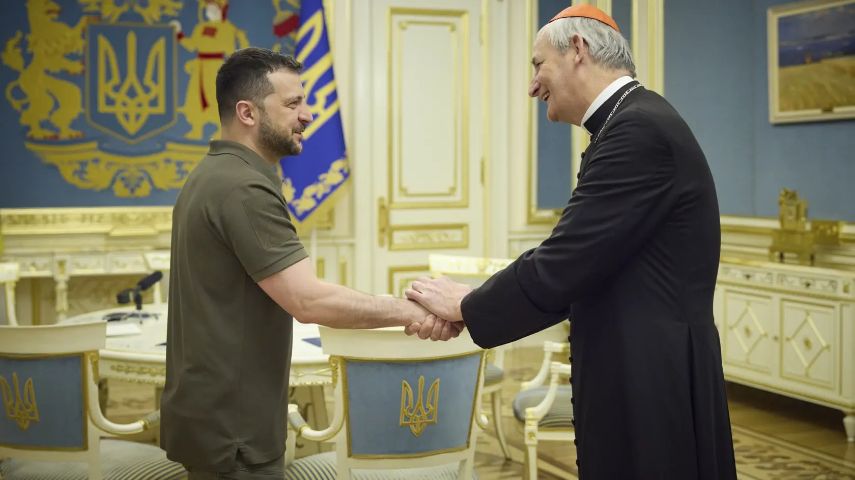 JB 33 Kyjev - Ukrajinský prezident Volodymyr Zelenskyj (vľavo) si podáva ruku s kardinálom Matteom Zuppim, osobitným vyslancom pápeža Františka pre vojnu na Ukrajine počas ich stretnutia v Kyjeve 6. júna 2023.
