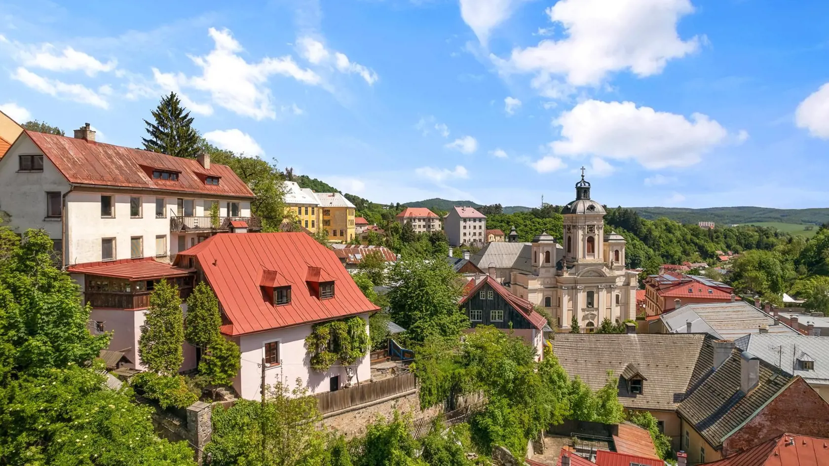 Speváčka Zdenka Predná a jej manžel, hudobník Oskar Rózsa, sa rozhodli opäť skúsiť šťastie s predajom ich malebného domčeka v Banskej Štiavnici.
