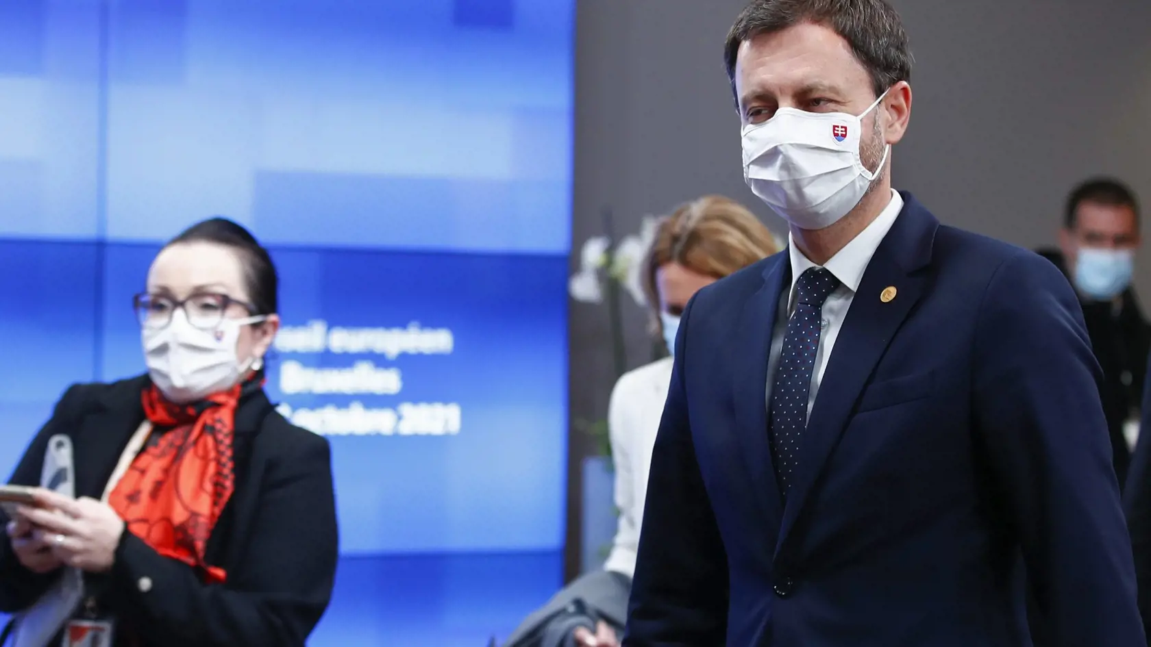 EBE 43 Brusel - Slovenský premiér Eduard Heger odchádza po skončení  summitu EÚ v Bruseli 22. októbra 2021. Dvojdňový summit Európskej únie má ako hlavné témy debaty o náraste cien energií, o očkovaní proti koronavírusovej pandémii, o sporoch spojených s nerešpektovaním zásad právneho štátu a o obchodnej politike EÚ, ale aj o klimatických otázkach, o zahraničnej dimenzii migrácie a o digitalizácii. FOTO TASR/AP

Slovakia's Prime Minister Eduard Heger departs after an EU summit in Brussels, Frida