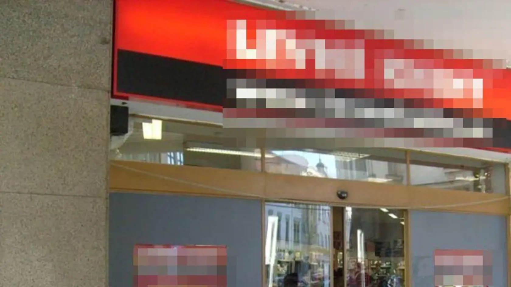 Sieť kníhkupectiev predáva hodinky s nacistickými motívmi.