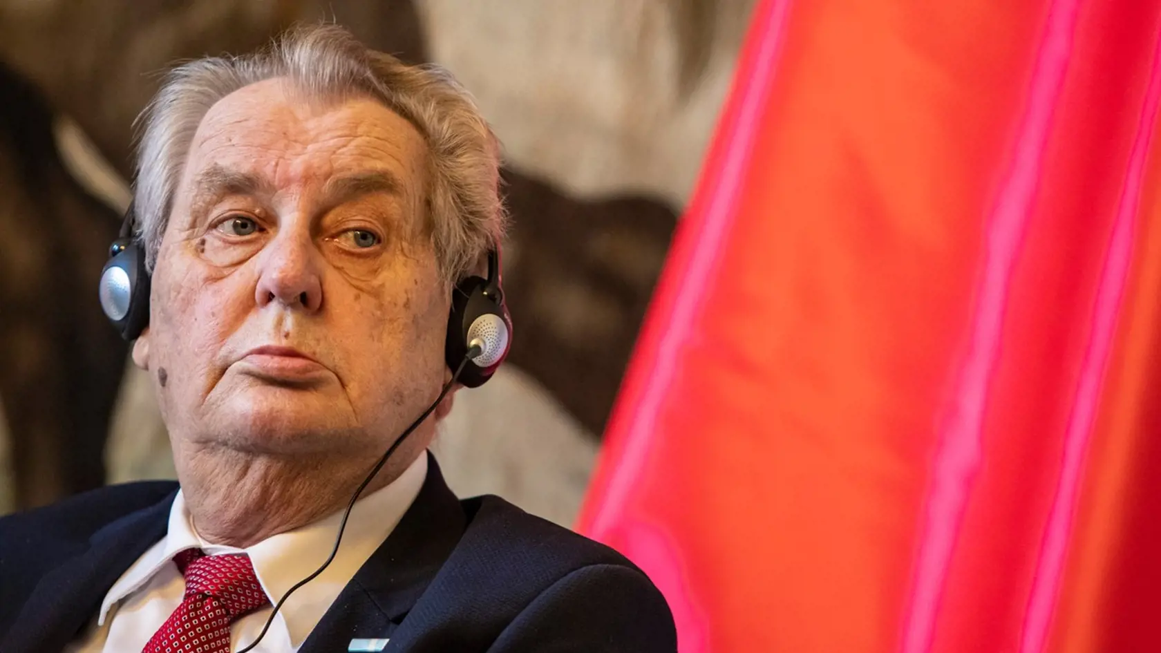 Miloša Zemana previezla do nemocnice sanitka mobilnej jednotky intenzívnej starostlivosti.
