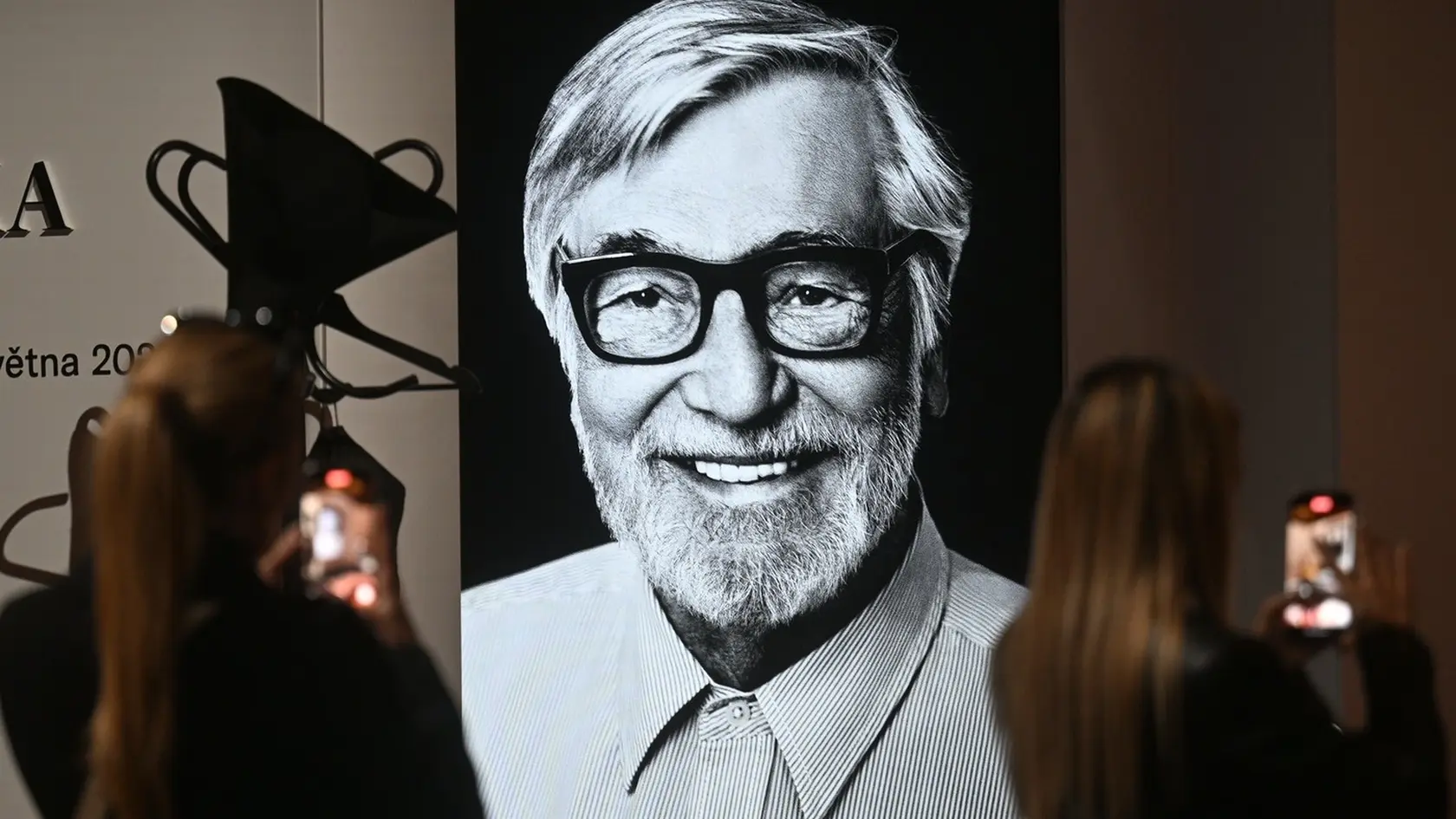 Jiří Bartoška (†78), ikona českého filmu a dlhoročný prezident karlovarského festivalu, ktorý svojou charizmou formoval jeho ducha viac než tri desaťročia.