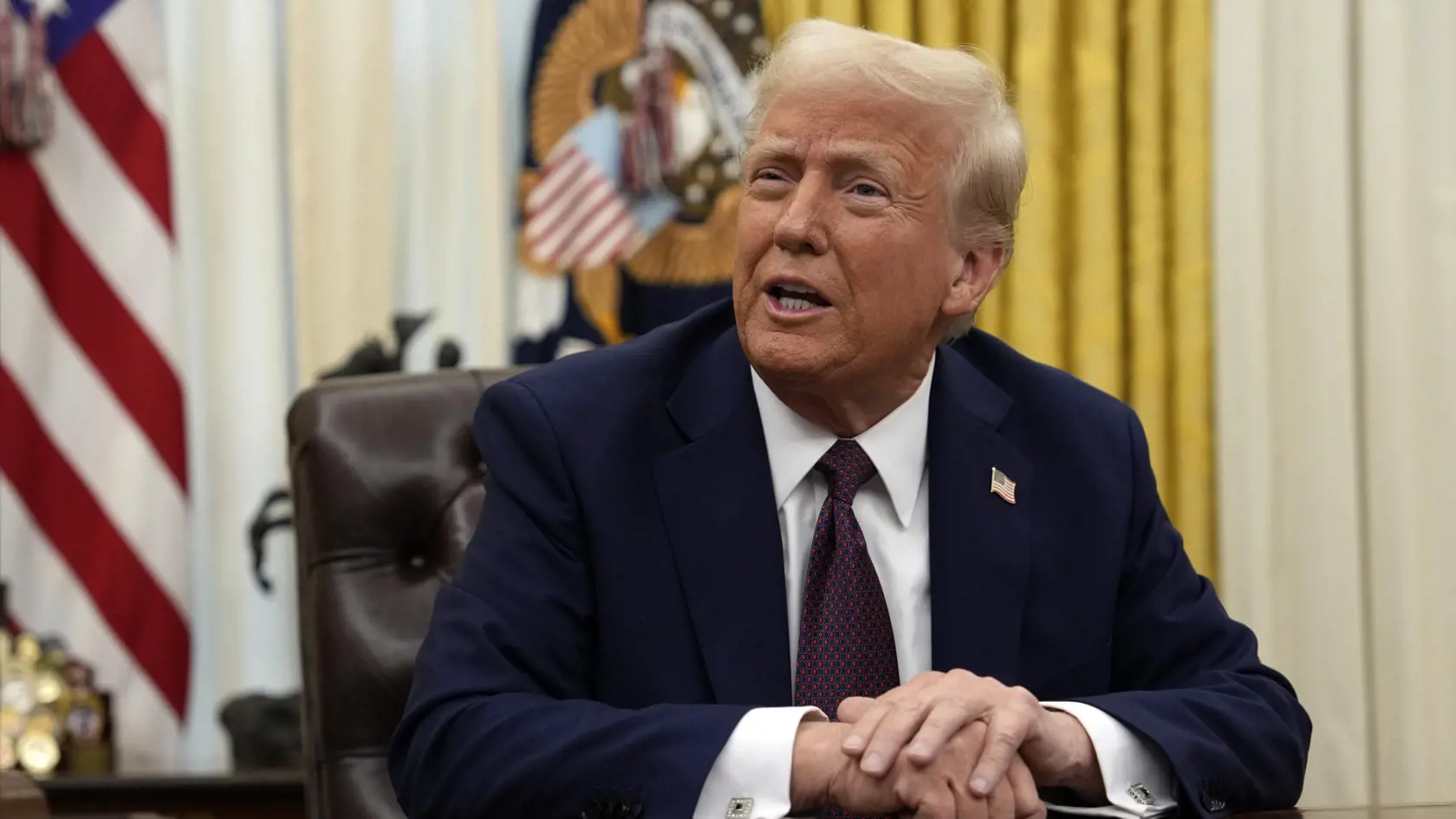 JB 32 Washington - Americký prezident Donald Trump hovorí s novinármi po tom, ako podpísal ďalšie výkonné nariadenia v Oválnej pracovni Bieleho domu vo Washingtone 23. januára 2025. FOTO TASR/AP

President Donald Trump answers questions from reporters as he signs an executive orders in the Oval Office of the White House, Thursday, Jan. 23, 2025, in Washington. (AP Photo/Ben Curtis)