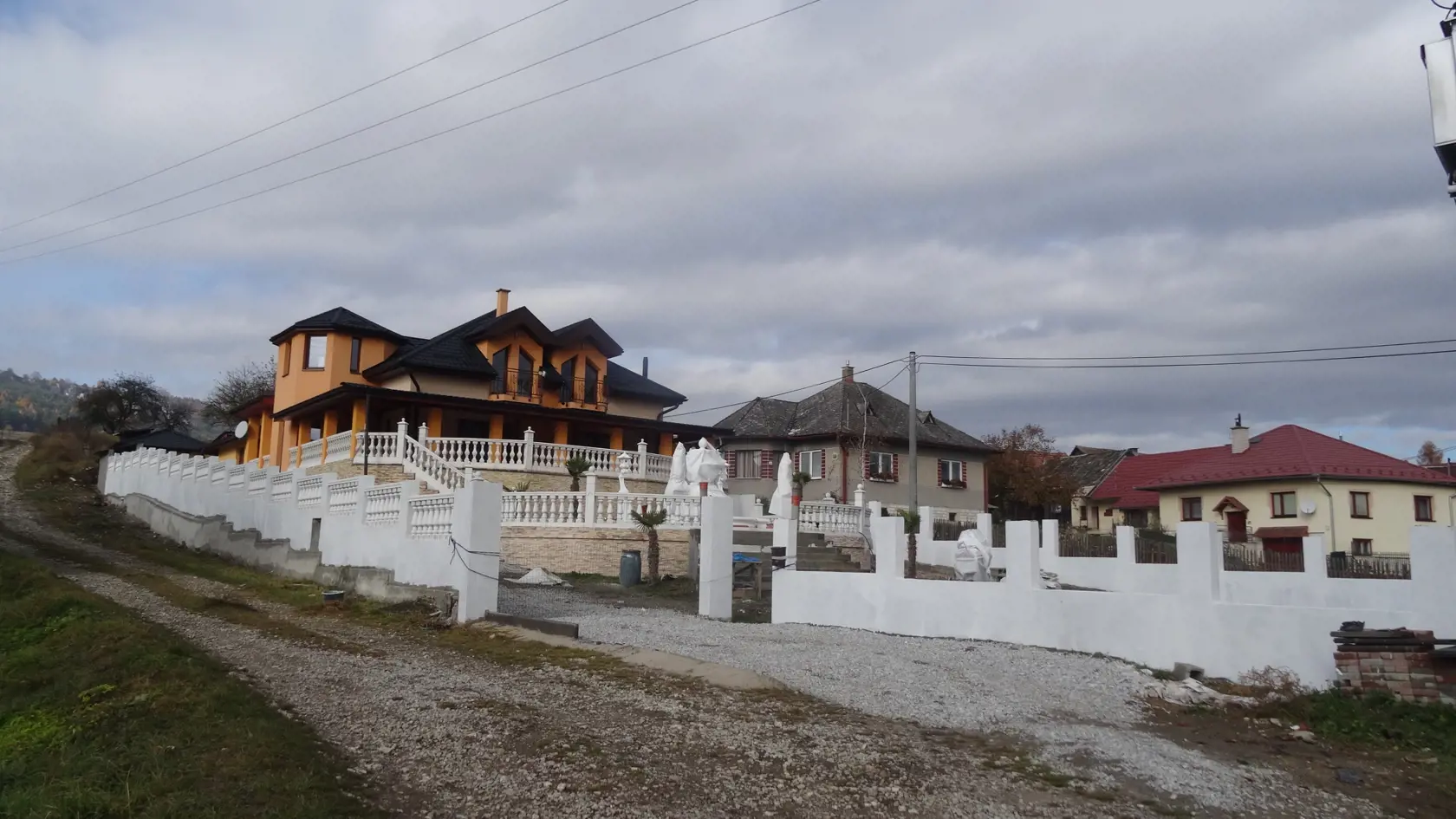V Žehre si Rómovia budujú aj takéto zvláštne domy s velikánskym schodiskom a fontánou. Na otázku kde pracujú majitelia nám miestni prezradili, že sú to "bankári", ktorí požičiavajú osadníkom peniaze