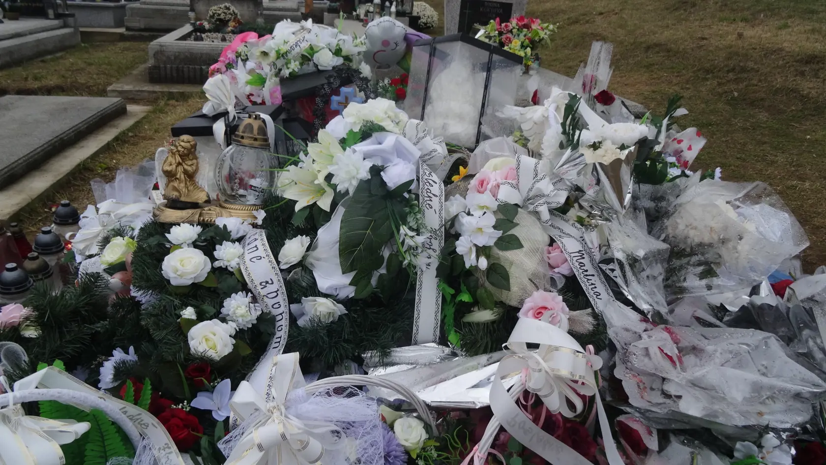 Na cintoríne v Smižanoch je pochovaná 17-ročná dievčina, ktorá zomrela pri pôrode, Jej hrob je zasypaný hračkami, cukríkmi, umelými kvetmi, vencami a množstvom kahancov a sviec,