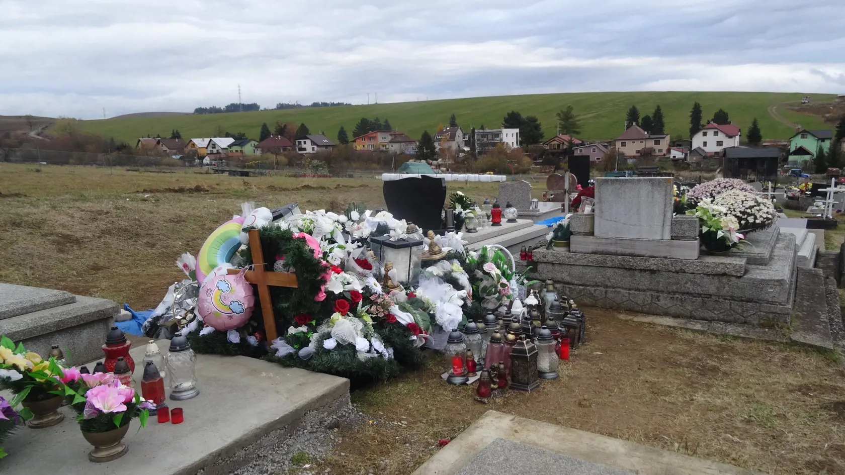 Na cintoríne v Smižanoch je pochovaná 17-ročná dievčina, ktorá zomrela pri pôrode, Jej hrob je zasypaný hračkami, cukríkmi, umelými kvetmi, vencami a množstvom kahancov a sviec,