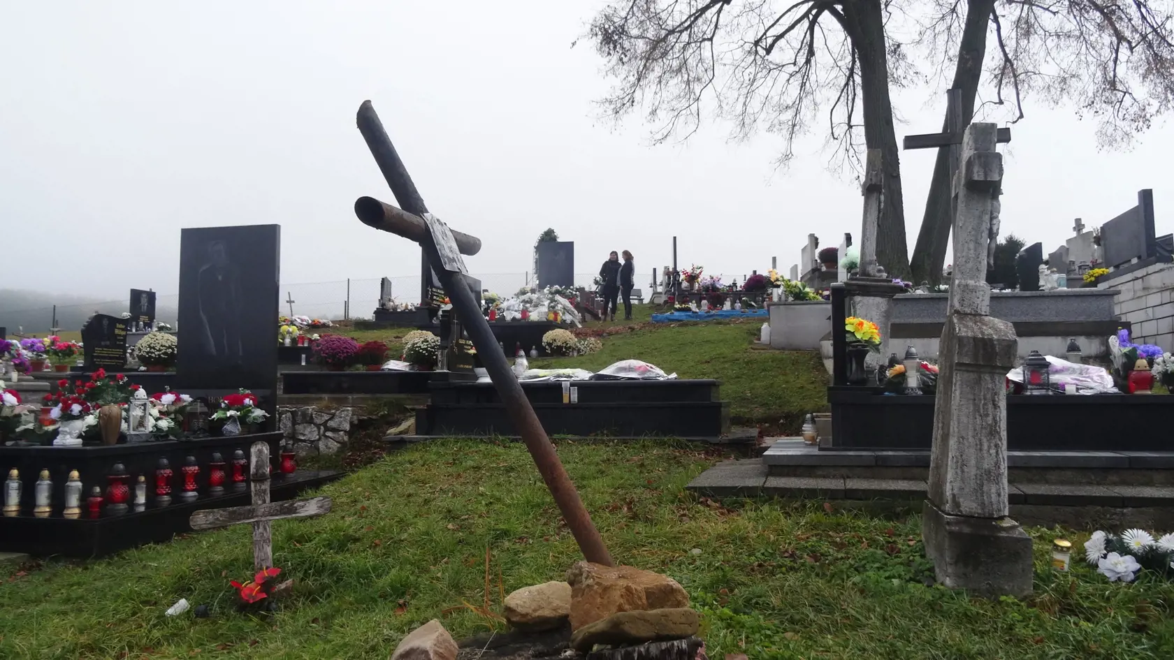 Na cintoríne v Žehre nájdete aj takéto staré kovové kríže.