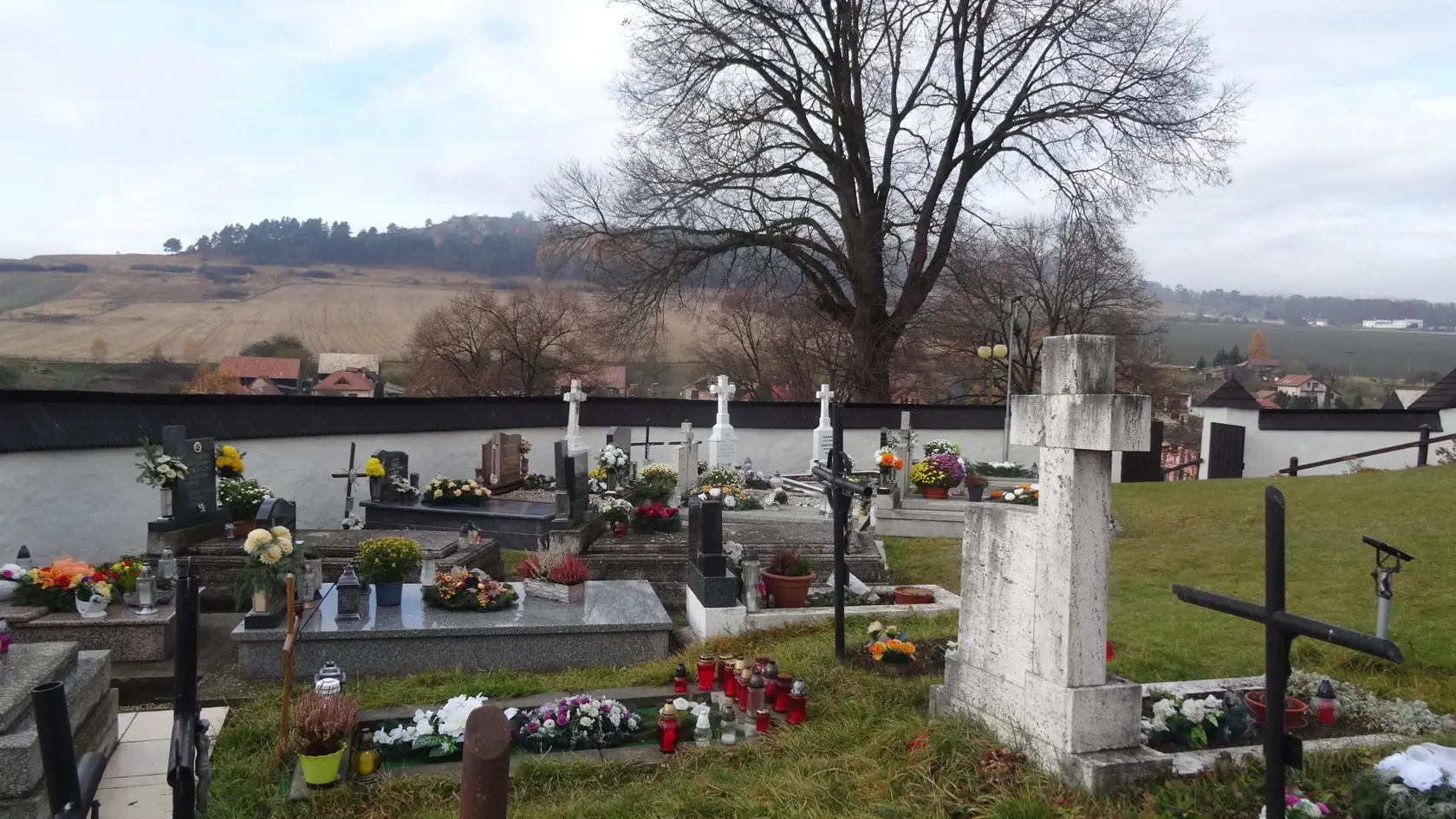 Mnohí miestni sú zástancami klasických cintorínov, ako je ten cirkevný za múrom gotického kostolíka.