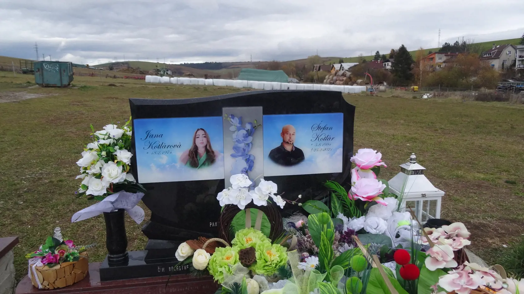 Tento zvláštny hrob na smižanskom cintoríne patrí páru. Muž už zomrel, žena ešte žije. Svetlomodrá neónová doska sa len tak nevidí.
