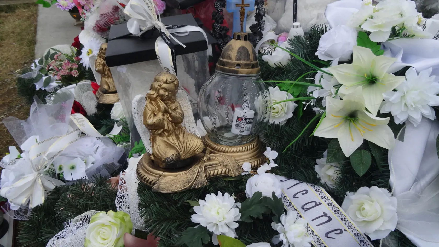 Na cintoríne v Smižanoch je pochovaná 17-ročná dievčina, ktorá zomrela pri pôrode, Jej hrob je zasypaný hračkami, cukríkmi, umelými kvetmi, vencami a množstvom kahancov a sviec,
